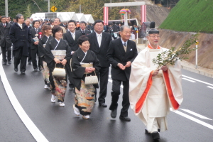 渡り初めで工事の完成を祝いました。