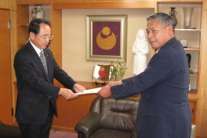 加藤一郎会長(右)から速水市長へ答申書が手渡されました。