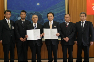 雲南地区測量設計協会の星野裕志会長(左から3人目)と速水市長とが災害時応援協定を締結しました。