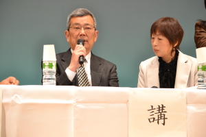 自らの認知症を語る佐野光孝さん(左)と妻の明美さん
