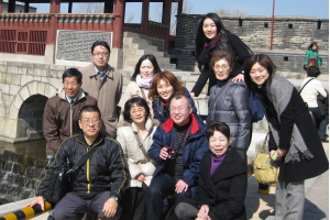 韓国語講座受講生のみなさんと韓国へ研修に行きました。（2月25日、世界文化遺産の水原華城(スウォンファソン)で。）