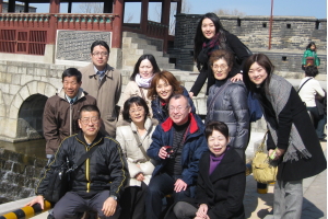 韓国語講座受講生のみなさんと韓国へ研修に行きました。(2月25日、世界文化遺産の水原華城(スウォンファソン)で。)