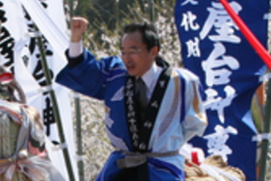 船屋台の上からはやし立てる市長(4月24日、花傘船屋台奉納祭)