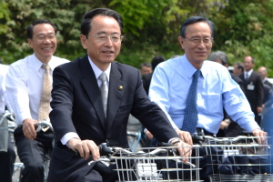 県さくらおろち湖自転車競技施設から道の駅おろちの里へ自転車で移動する市長（5月15日　県さくらおろち湖自転車競技施設竣工式）