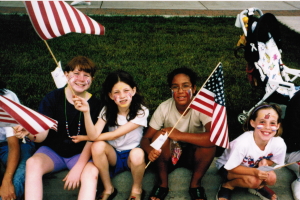 独立記念日を祝う十数年前のスザンナ（左から二人目）