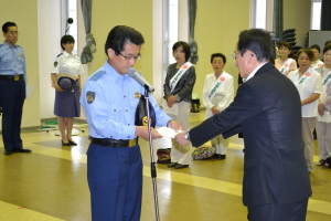 雲南警察署　川村和幸署長（左）