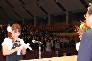 新成人を代表して誓いのことばを述べる梶谷香織さん