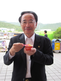 韓国清道郡へ訪問した際、休憩する市長(8月8日)