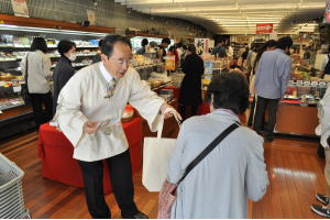 店頭で呼び込みをする速水市長