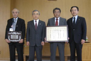 11月7日 知事室にて受賞報告。右から速水市長、島根イーグル株式会社 高瀬一明代表取締役社長、溝口県知事、島根イーグル株式会社 堀孝司業務部長