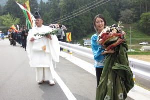 吉田町民谷の祭りで獅子舞に挑戦（10月9日）