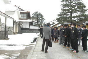 探訪バスツアーの一部である吉田町を歩く受講者