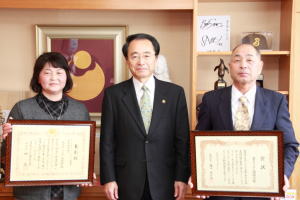 波多コミュニチュ協議会 会長の藤原好さん、主事の森山緑さんから受賞の報告を受ける速水市長