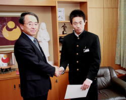 最優秀賞に選ばれた、安食涼太さん(右)