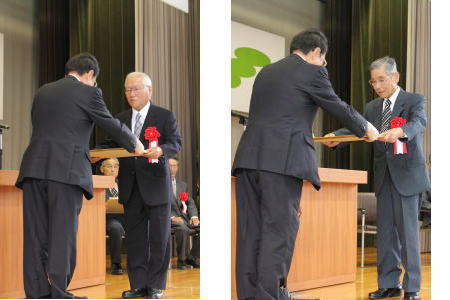 速水市長から雲南市尾原ダム三団地連絡協議会松本道義会長(右)と尾原地区ダム対策同盟会亀山賢巳会長(左)に感謝状が手渡されました。