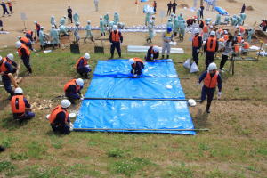 雲南市水防団三刀屋方面隊水防班によるシート張り工