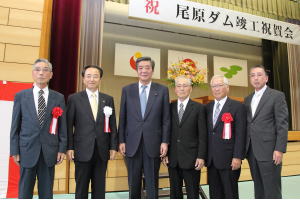 原ダム竣工祝賀会で記念撮影(左から松本道義さん、速水市長、竹下亘衆議院議員、亀山利夫さん、亀山賢巳さん、高野豊さん)