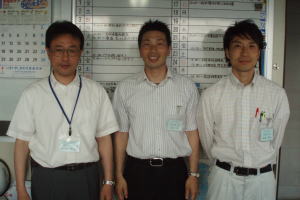 上田課長(左)、本人、鈴木くん(右)