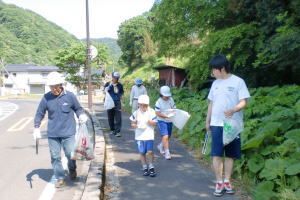 児童・生徒たちが道路沿いのごみ拾いをしました