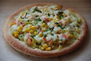 友達のキョンランさんと一緒に作ったカリフォルニア風ピザ(トッピングは、サツマイモ、サーモン、コーン)