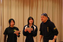 フェスティバルの合間には、弘前中央高校(青森県)の教諭で劇作家・演出家の顔も持つ畑澤聖悟さん(右)の課外授業「高校演劇の創り方」が開かれ、上演校と県内の演劇部員が参加しました。