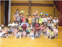 陸前高田市立小友保育所の元気な子ども達とグランパ