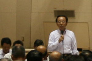 市政懇談会であいさつする速水市長(7月12日、ラメール)