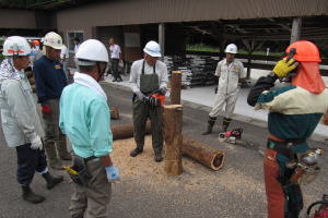 造材作業の実技講習をする米津要さん