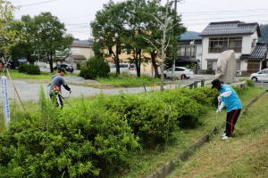 保育園周辺の草刈りをしていただきました