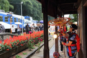 花笠踊りで奥出雲トロッコ列車を迎えました