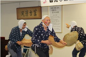 安来節保存会の皆さんによる安来節ショー、病院職員によるどじょうすくい