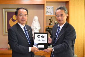 表彰の受賞を速水市長に報告する高岡裕司社長