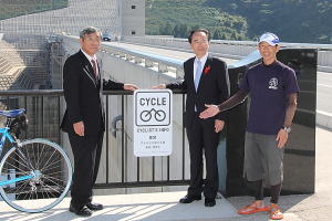 認定プレートを設置(右から森山さん、速水市長、勝田副町長)