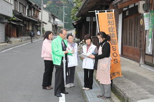 訓練終了後、商店街でのPR活動の様子