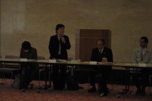 総会であいさつをする同協議会長の松浦(まつうら)美智子(みちこ)さん