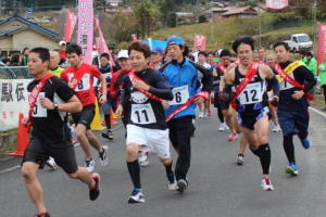 駅伝大会でスタートする選手たち