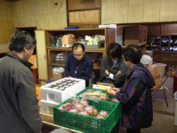 農産加工所で説明を受ける庄司さん、林さん、村田さん