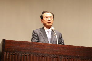 スペシャルオリンピックス上映会&講演会であいさつする速水市長(昨年12月24日、チェリヴァホール)