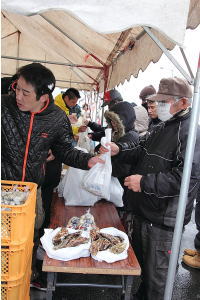 カキの販売の様子