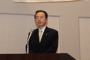 平成25年雲南市民賀詞交換会であいさつする速水市長(1月4日、加茂文化ホールラメール)