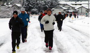 積雪の中、ゴールの狭長神社をめざして走る参加者たち