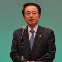 原発を考える文化講演会であいさつする速水市長(3月10日、三刀屋文化体育館アスパル)
