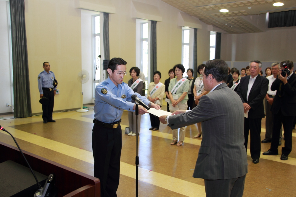 石川署長が速水市長にメッセージを手渡す写真