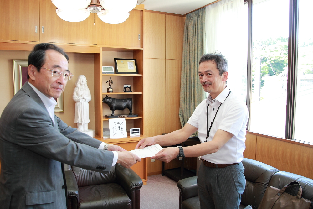 速水市長から辞令書を手渡される三原さんの写真