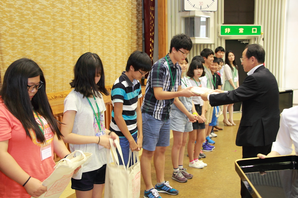 速水市長が清道郡の学生たちにお土産を渡す写真