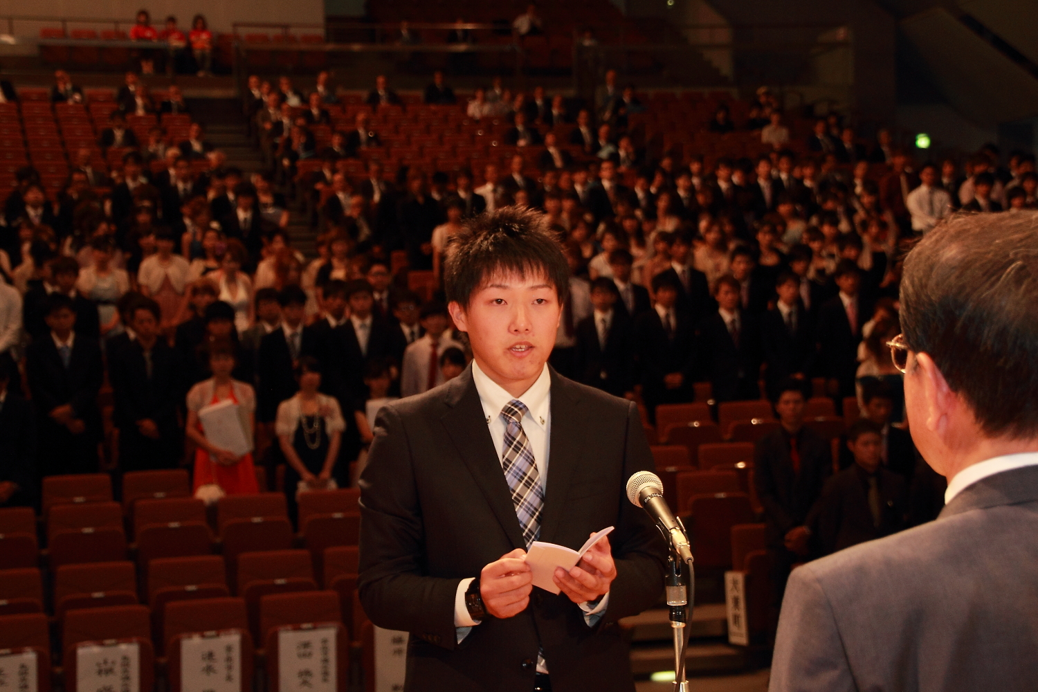 新成人を代表しあいさつする友塚さんの写真