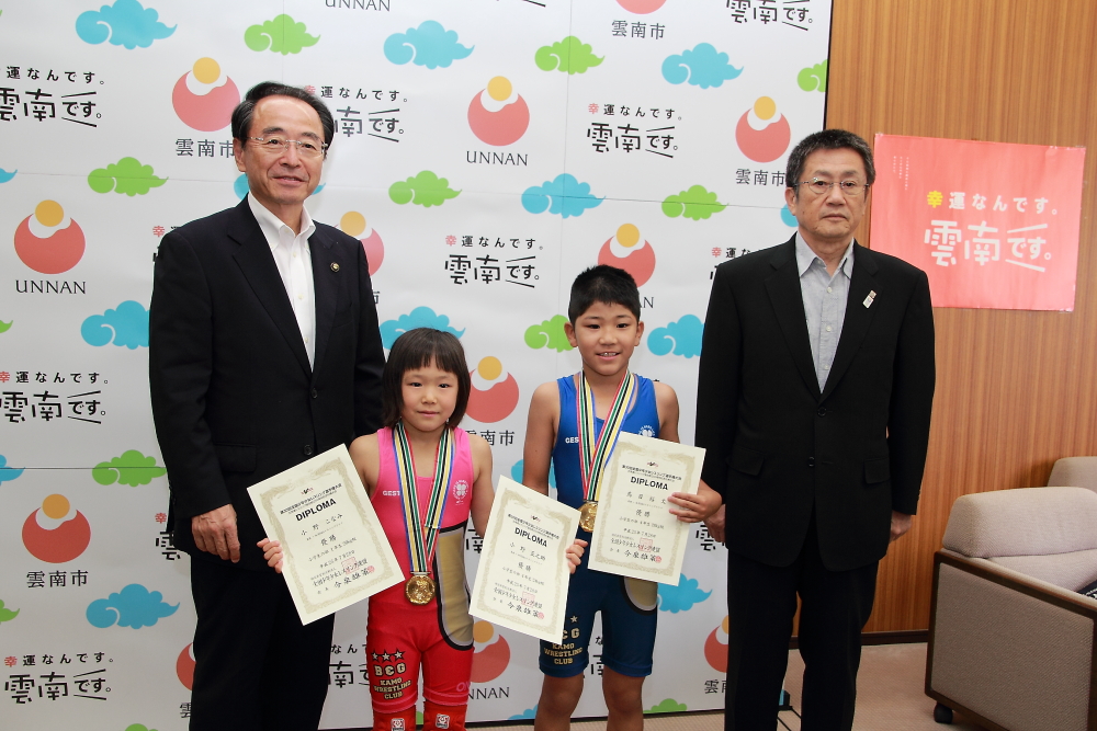 鳥目裕太さん、小野こなみさんが速水市長へ優勝報告する写真