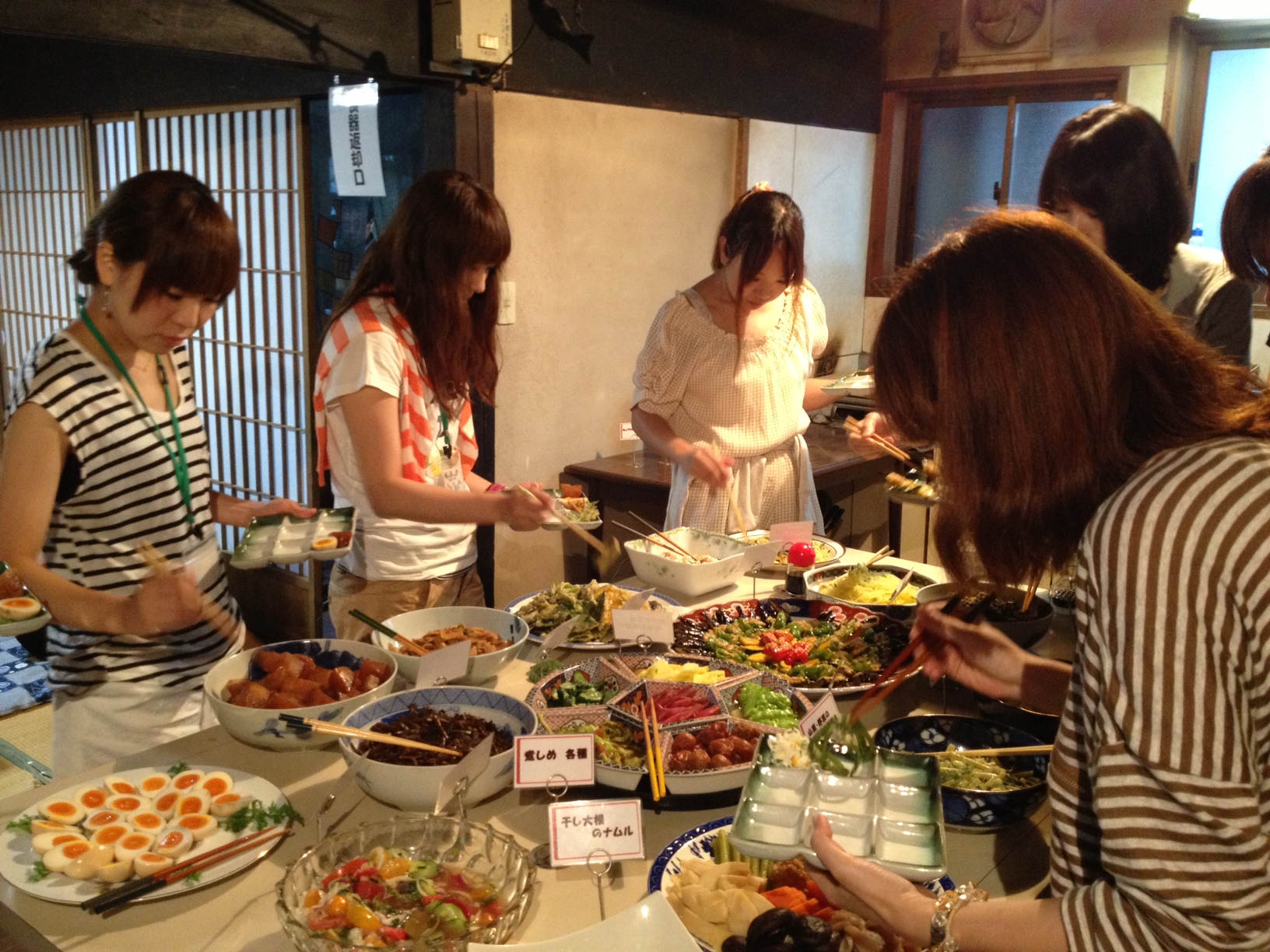 「かやぶき」で田舎料理を満喫する写真