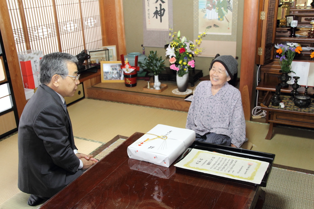 溝口県知事と歓談する藤原さんの写真
