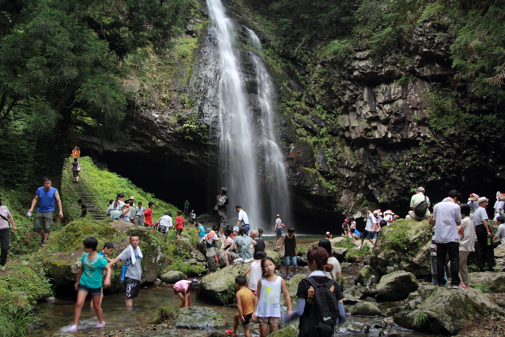 たくさんの観光客で賑わっている滝の写真